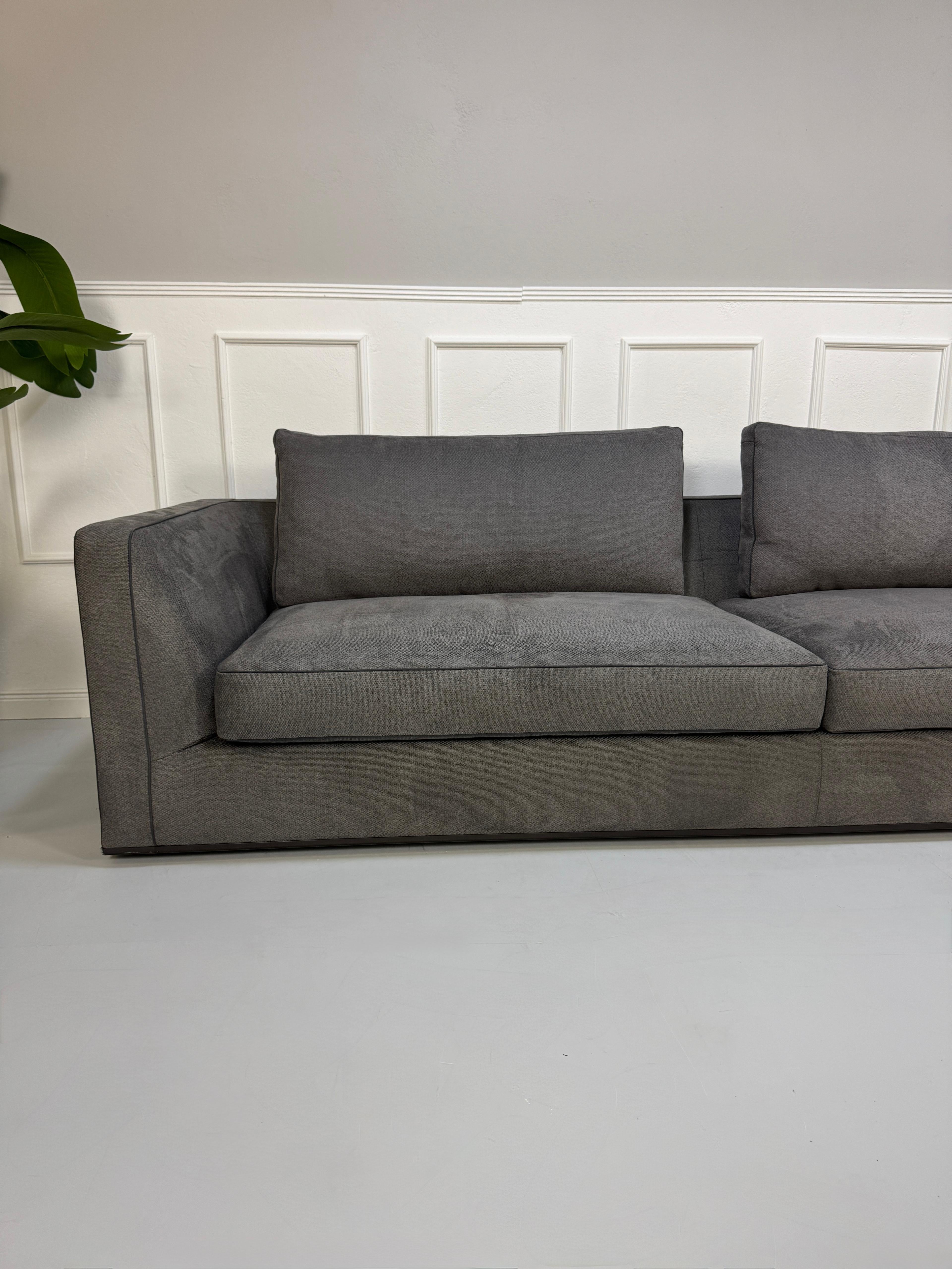 Gebrauchtes graues B&B Italia Richard Designer Stoff Sofa vor einer Wand, stilvoll und modern eingerichtet.
