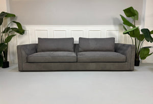 Gebrauchtes graues B&B Italia Richard Designer Stoff Sofa vor einer Wand, stilvoll und modern eingerichtet.