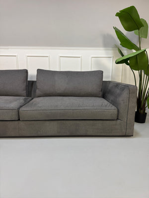 Gebrauchtes graues B&B Italia Richard Designer Stoff Sofa vor einer Wand, stilvoll und modern eingerichtet.