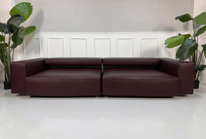 Ausstellungsstück rotes B&B Italia Andy Designer Leder Sofa vor einer Wand, stilvoll und modern eingerichtet.