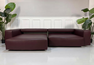 Ausstellungsstück rotes B&B Italia Andy Designer Leder Sofa vor einer Wand, stilvoll und modern eingerichtet.