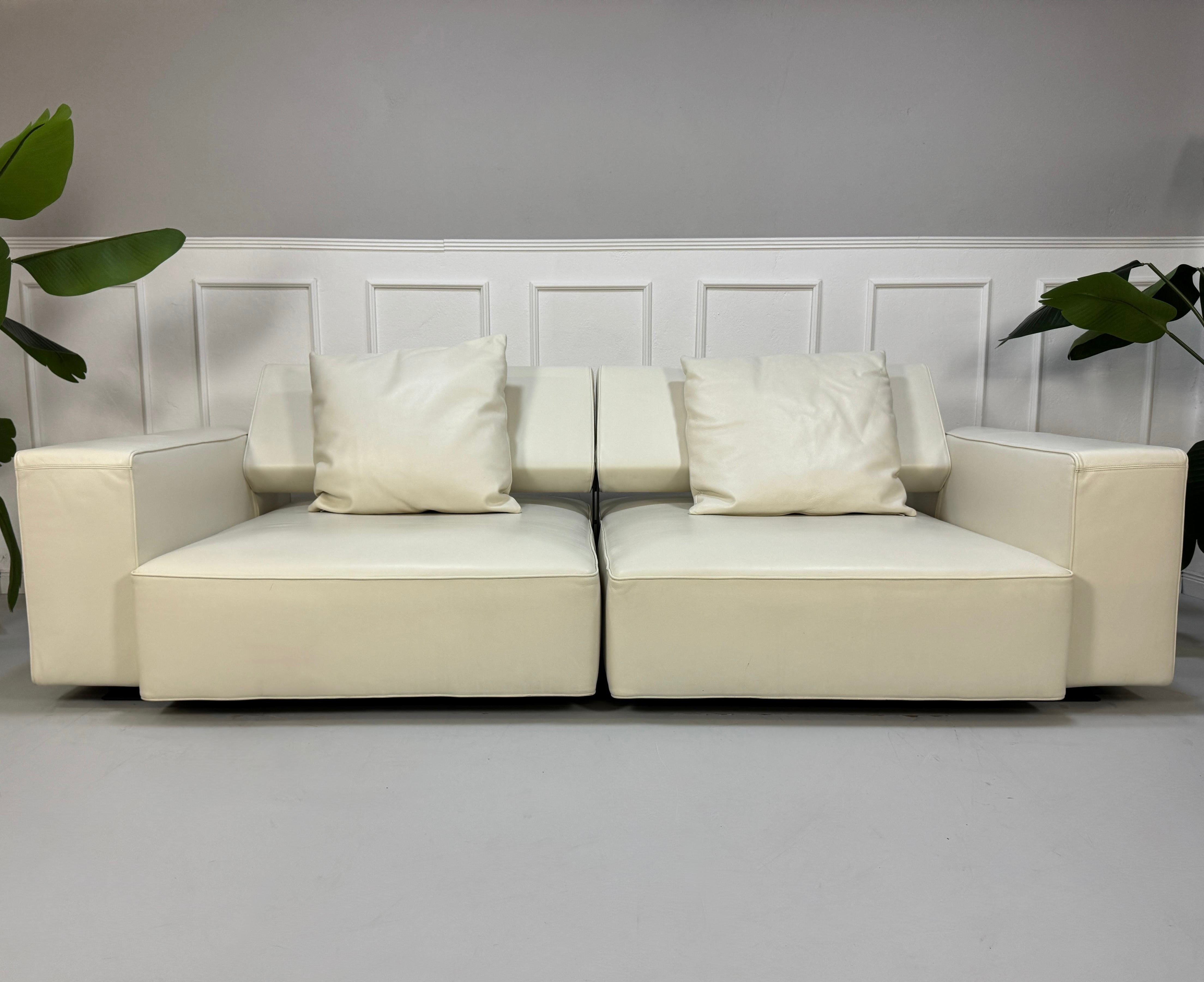 Gebrauchtes weißes BB Italia Andy Designer Leder Sofa vor einer Wand, stilvoll und modern eingerichtet.