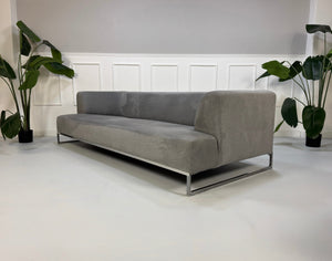 Gebrauchtes graues BB Italia Solo Designer Stoff Sofa mit Tavalo Tisch und Hocker vor einer Wand, stilvoll und modern eingerichtet.