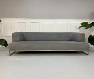 Gebrauchtes graues BB Italia Solo Designer Stoff Sofa mit Tavalo Tisch und Hocker vor einer Wand, stilvoll und modern eingerichtet.
