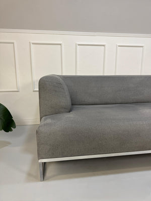 Gebrauchtes graues BB Italia Solo Designer Stoff Sofa mit Tavalo Tisch und Hocker vor einer Wand, stilvoll und modern eingerichtet.
