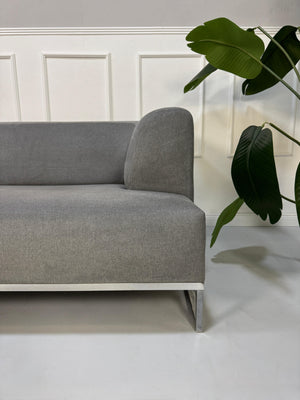 Gebrauchtes graues BB Italia Solo Designer Stoff Sofa mit Tavalo Tisch und Hocker vor einer Wand, stilvoll und modern eingerichtet.