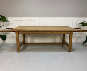 Bauernhaus Wirtshaus Tisch aus Holz vor einer Wand, stilvoll und modern eingerichtet.