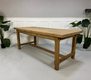 Bauernhaus Wirtshaus Tisch aus Holz vor einer Wand, stilvoll und modern eingerichtet.