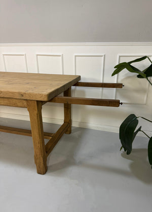 Bauernhaus Wirtshaus Tisch aus Holz vor einer Wand, stilvoll und modern eingerichtet.