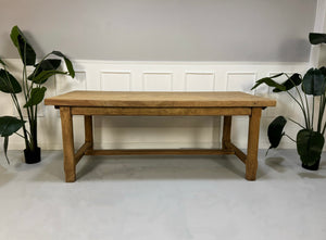 Bauernhaus Wirtshaus Tisch aus Holz vor einer Wand, stilvoll und modern eingerichtet.