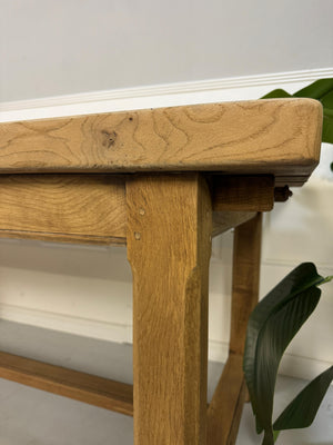 Bauernhaus Wirtshaus Tisch aus Holz vor einer Wand, stilvoll und modern eingerichtet.