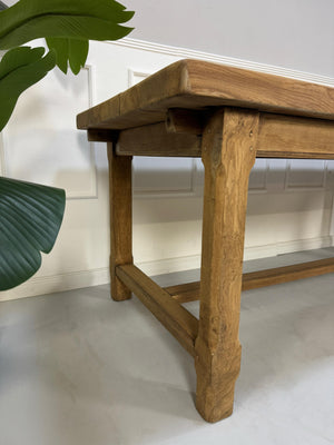 Bauernhaus Wirtshaus Tisch aus Holz vor einer Wand, stilvoll und modern eingerichtet.