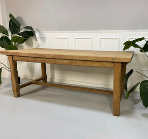 Bauernhaus Wirtshaus Tisch aus Holz vor einer Wand, stilvoll und modern eingerichtet.