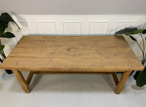 Bauernhaus Wirtshaus Tisch aus Holz vor einer Wand, stilvoll und modern eingerichtet.