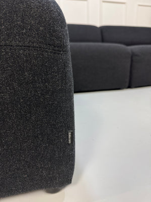 Gebrauchtes Bolia Angle Designer Stoff Sofa in der Farbe Schwarz vor einer Wand, stilvoll und modern eingerichtet.