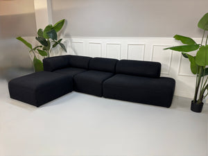Gebrauchtes Bolia Angle Designer Stoff Sofa in der Farbe Schwarz vor einer Wand, stilvoll und modern eingerichtet.