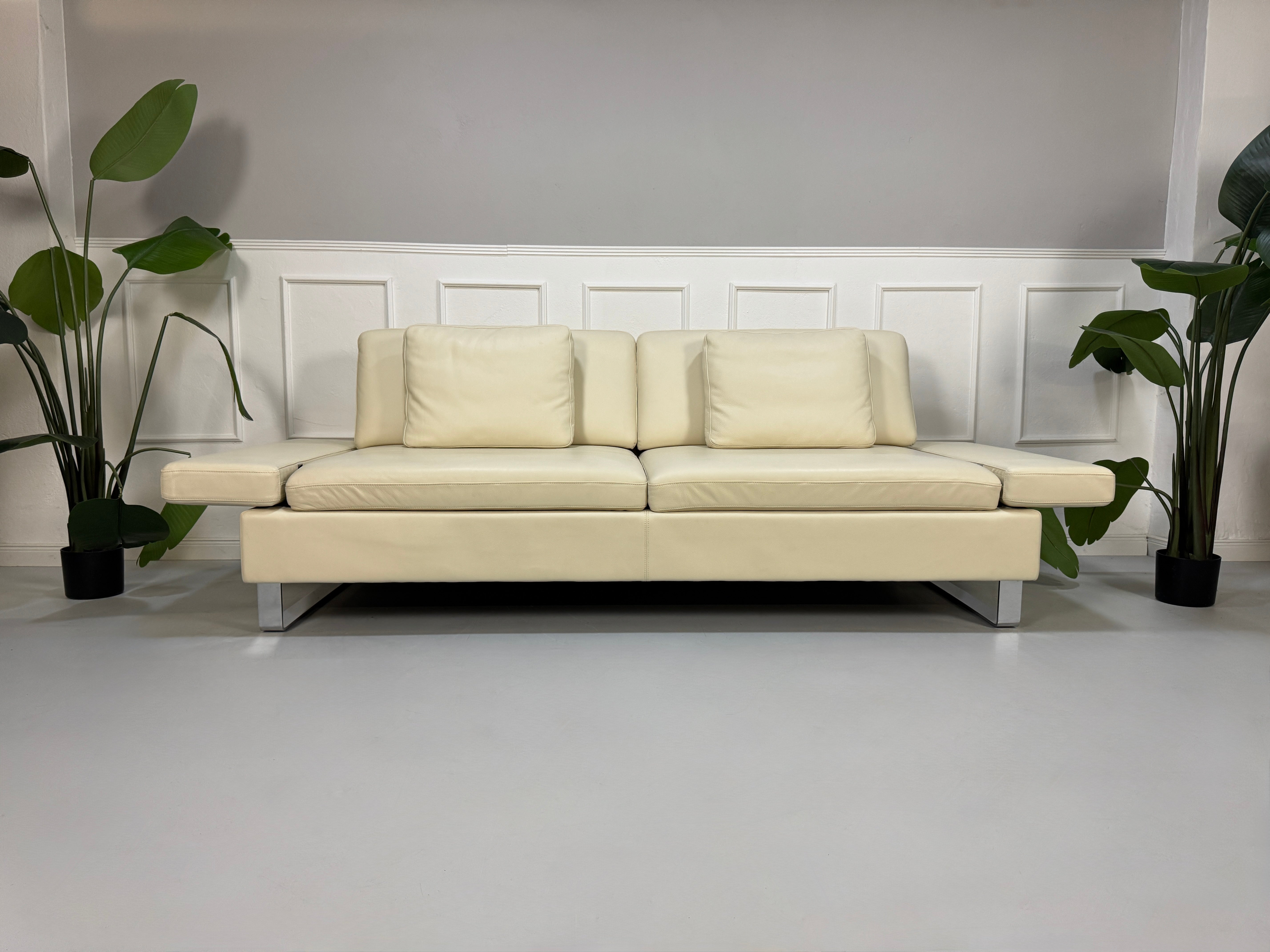 Gebrauchtes beiges Ledersofa Brühl Modell Alba vor einer modernen Wand