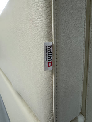 Gebrauchtes beiges Ledersofa Brühl Modell Alba vor einer modernen Wand