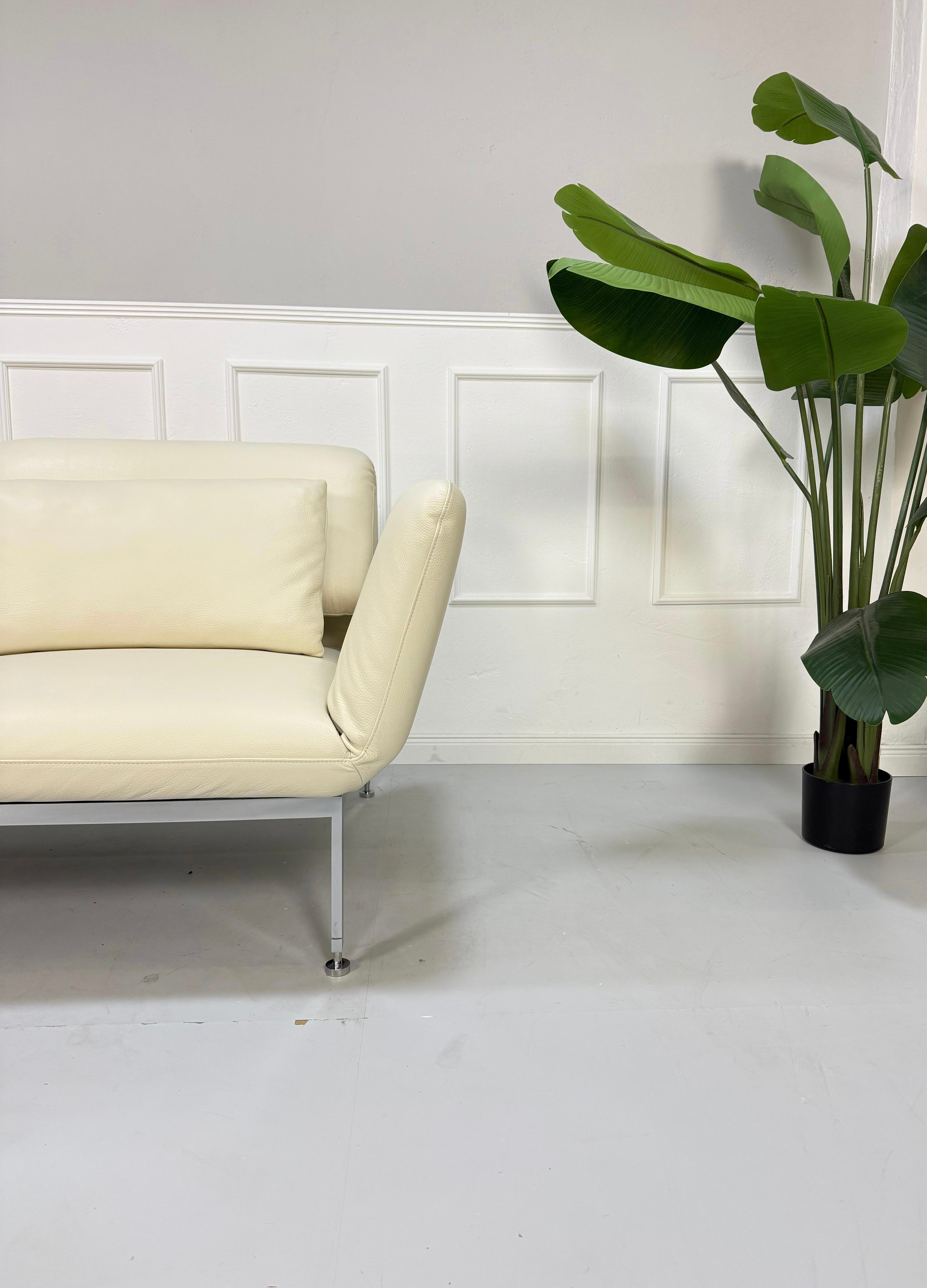 Gebrauchtes Brühl Roro Designer Beige Leder Sofa vor einer Wand, stilvoll und modern eingerichtet.