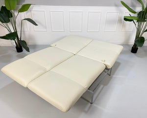 Gebrauchtes Brühl Roro Designer Beige Leder Sofa vor einer Wand, stilvoll und modern eingerichtet.