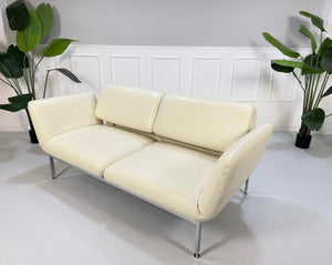 Gebrauchtes Brühl Roro Designer Beige Leder Sofa vor einer Wand, stilvoll und modern eingerichtet.