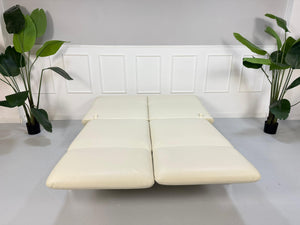 Gebrauchtes Brühl Roro Designer Beige Leder Sofa vor einer Wand, stilvoll und modern eingerichtet.