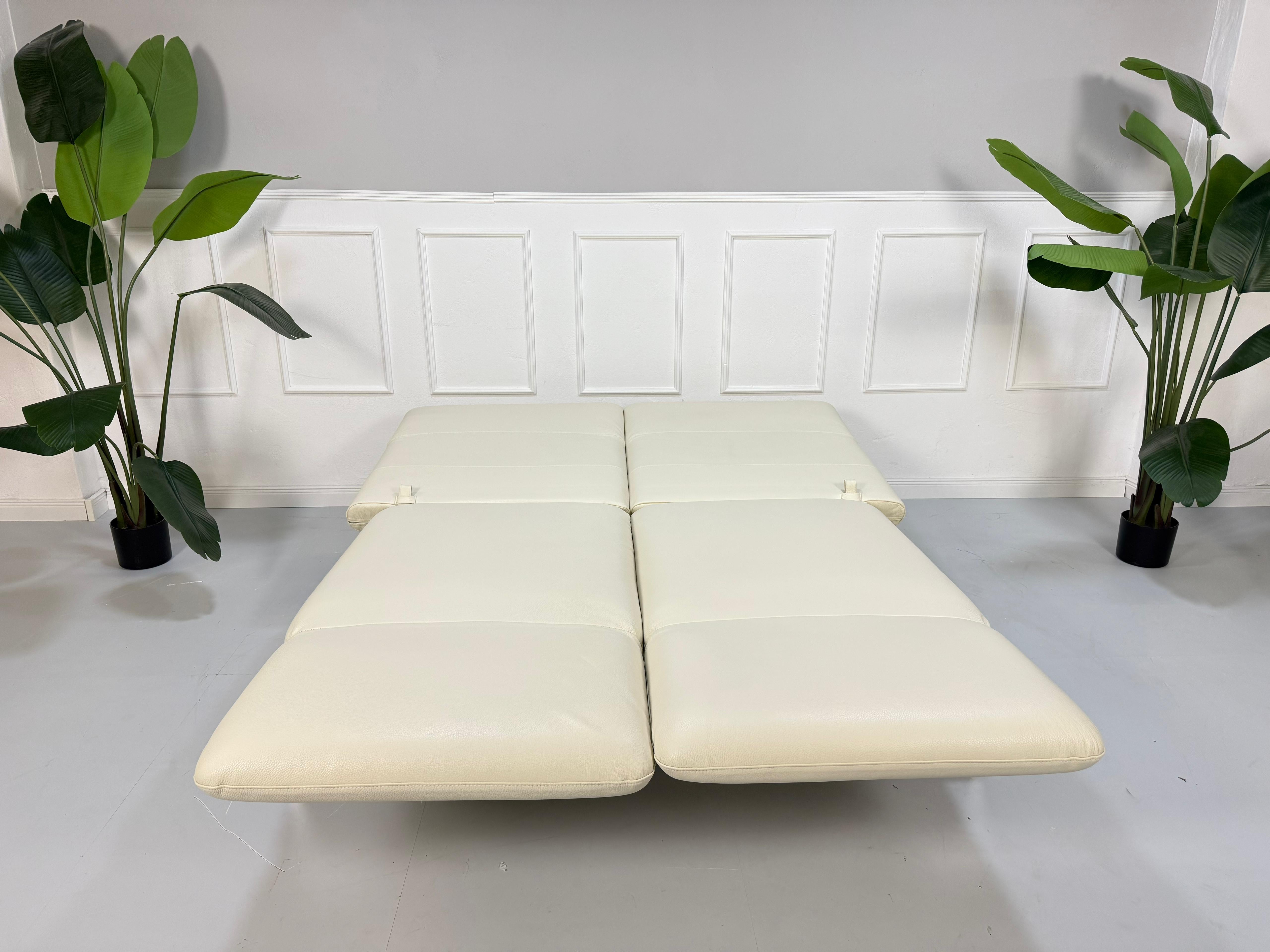 Gebrauchtes Brühl Roro Designer Beige Leder Sofa vor einer Wand, stilvoll und modern eingerichtet.
