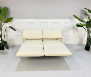 Gebrauchtes Brühl Roro Designer Beige Leder Sofa vor einer Wand, stilvoll und modern eingerichtet.