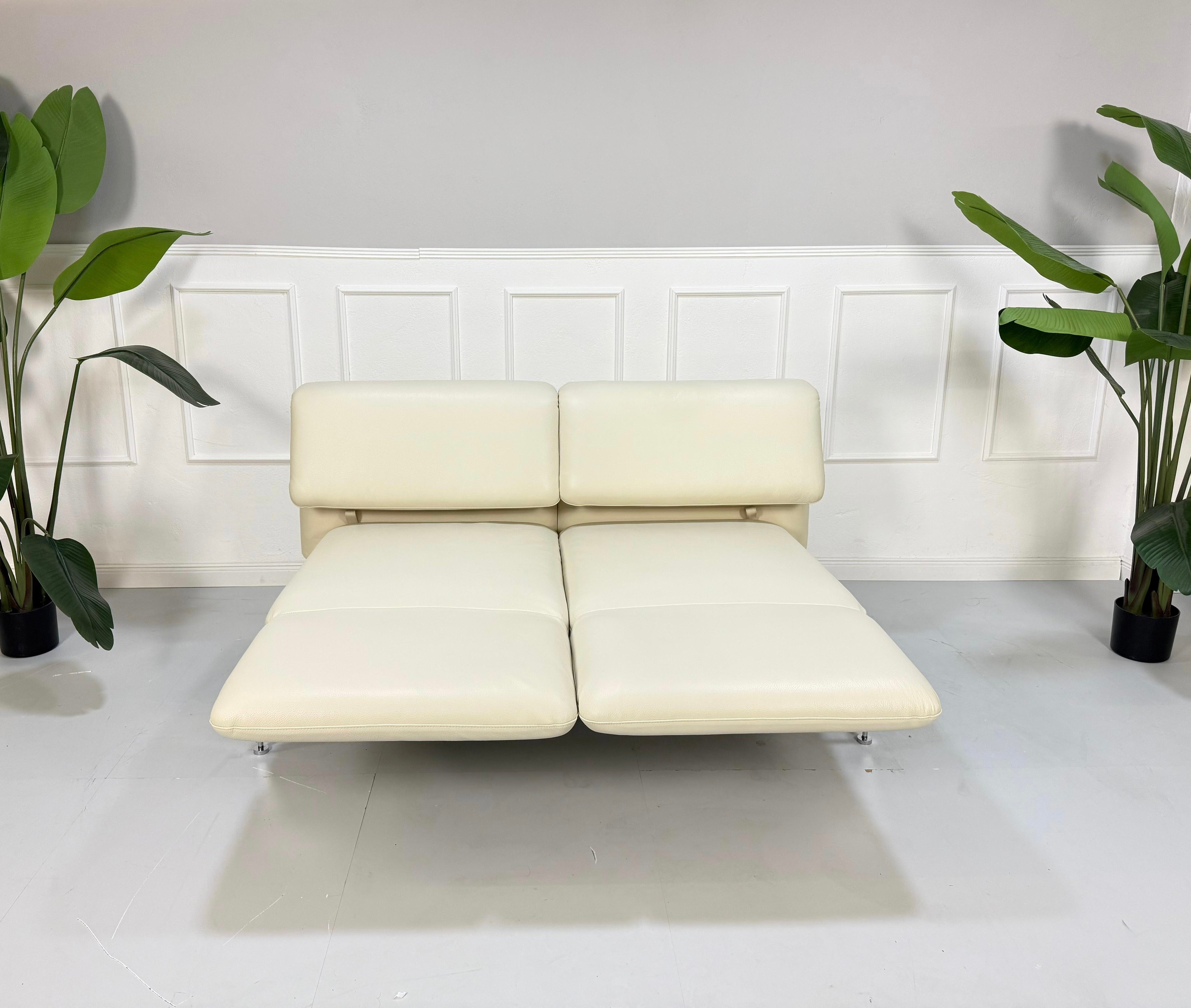 Gebrauchtes Brühl Roro Designer Beige Leder Sofa vor einer Wand, stilvoll und modern eingerichtet.