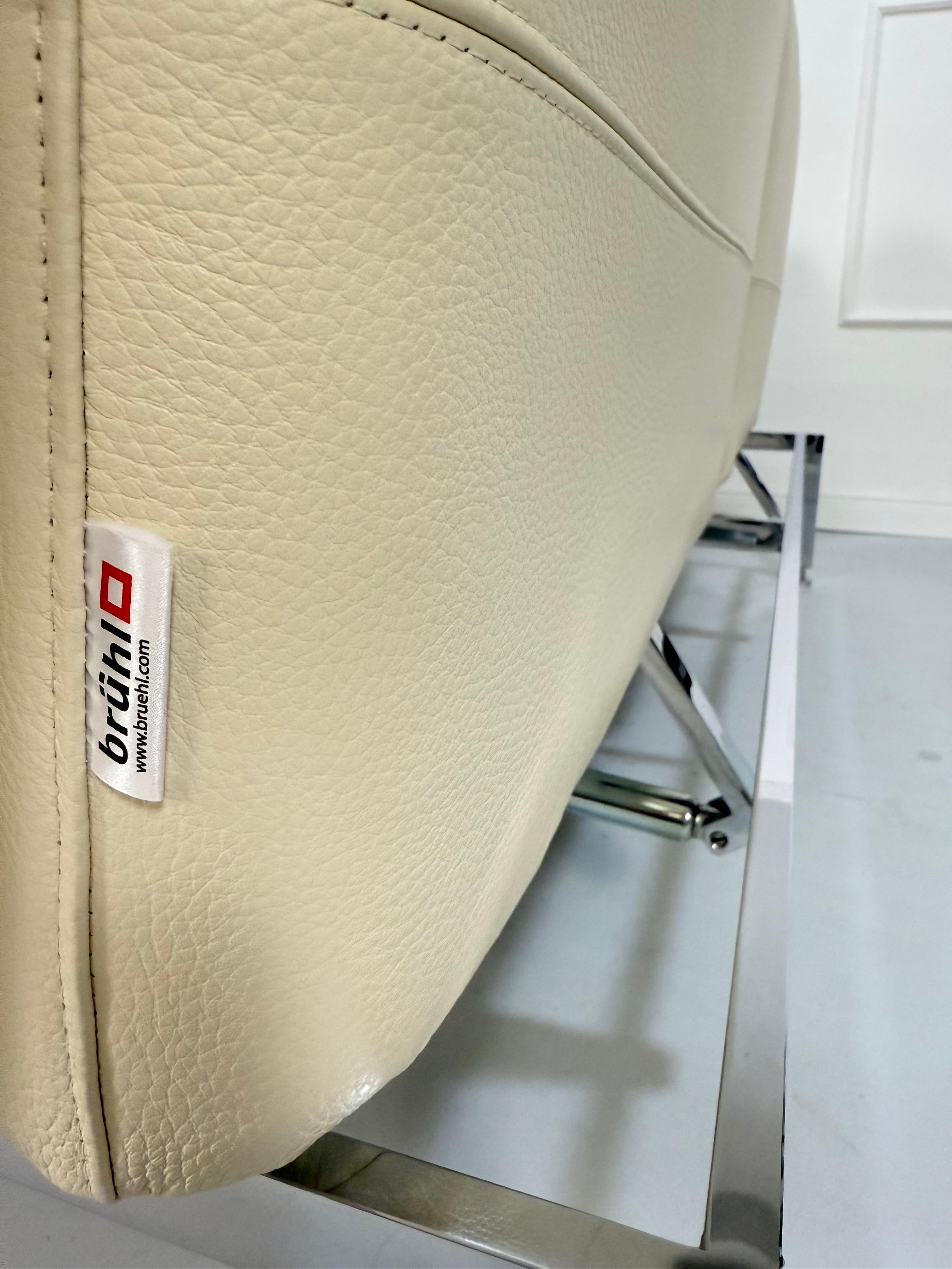 Gebrauchtes Brühl Roro Designer Beige Leder Sofa vor einer Wand, stilvoll und modern eingerichtet.