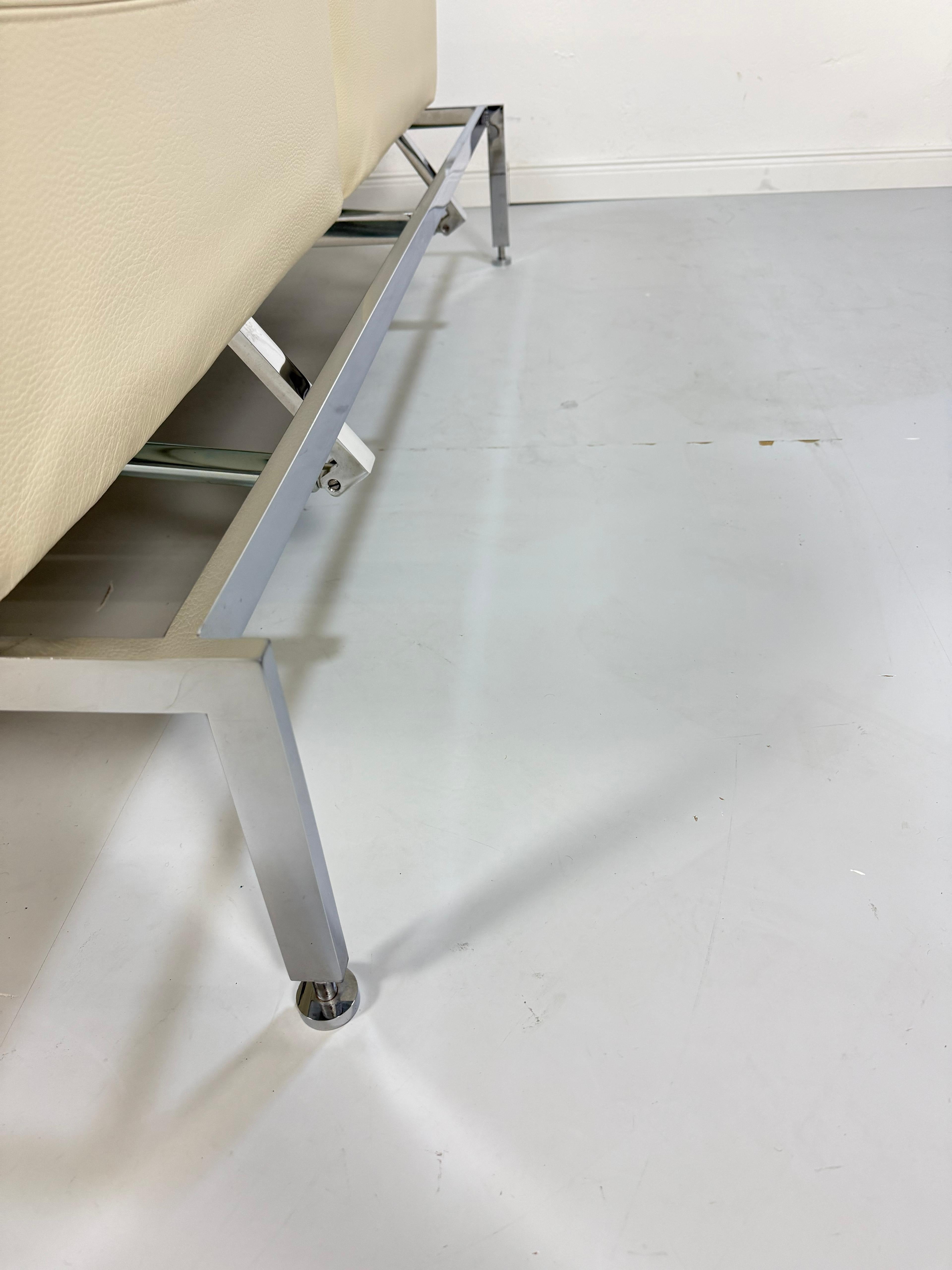 Gebrauchtes Brühl Roro Designer Beige Leder Sofa vor einer Wand, stilvoll und modern eingerichtet.