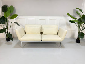 Gebrauchtes Brühl Roro Designer Beige Leder Sofa vor einer Wand, stilvoll und modern eingerichtet.