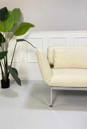 Gebrauchtes Brühl Roro Designer Beige Leder Sofa vor einer Wand, stilvoll und modern eingerichtet.