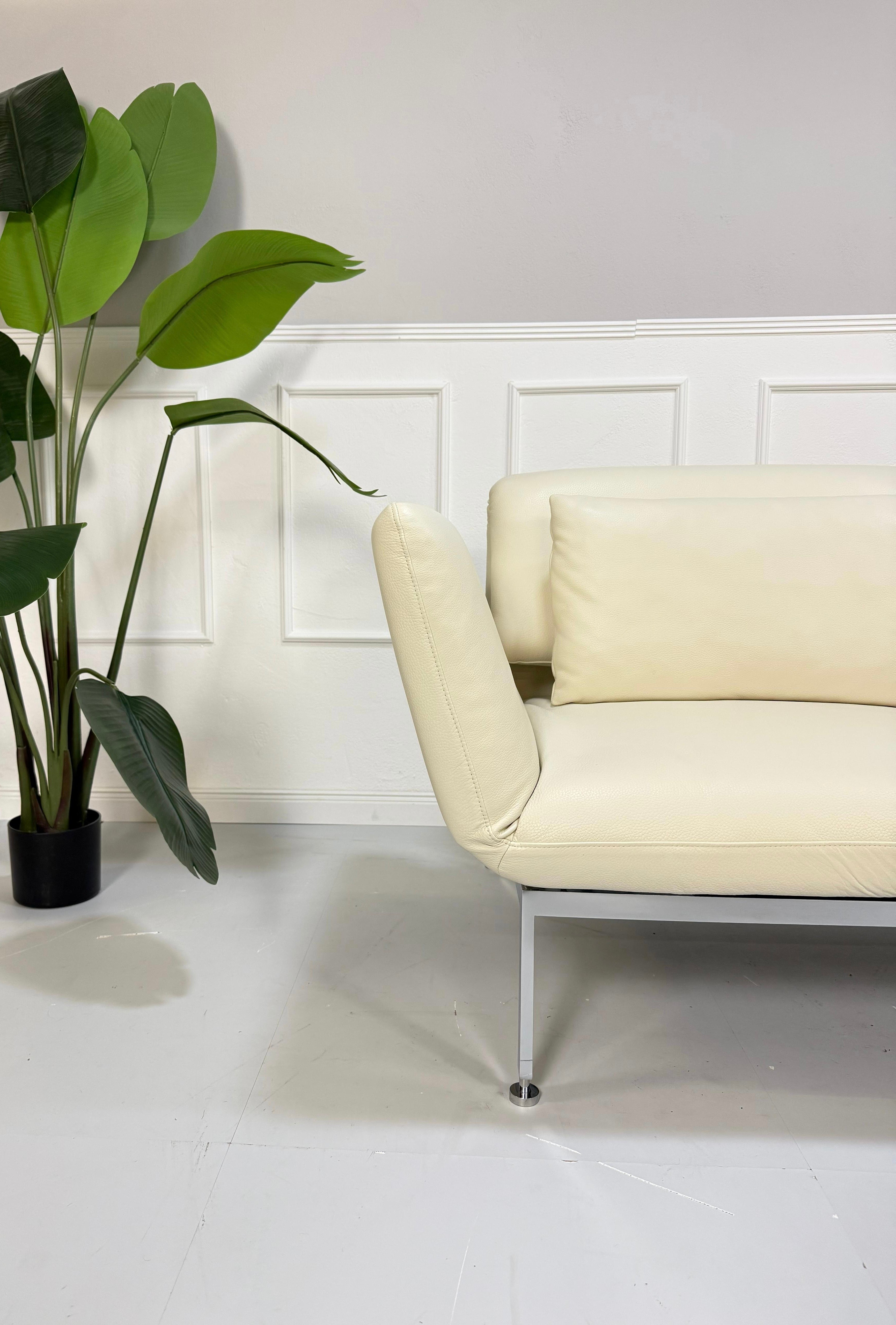 Gebrauchtes Brühl Roro Designer Beige Leder Sofa vor einer Wand, stilvoll und modern eingerichtet.