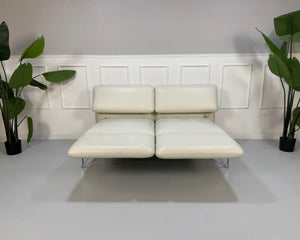 Gebrauchtes weißes Brühl Roro Designer Leder Sofa vor einer Wand, stilvoll und modern eingerichtet.