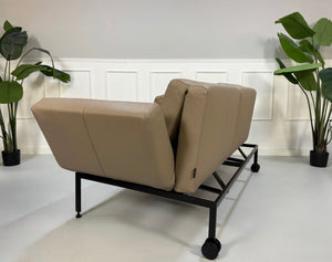 Erneuertes graues Brühl Roro Soft Designer Stoff Sofa vor einer Wand, stilvoll und modern eingerichtet.