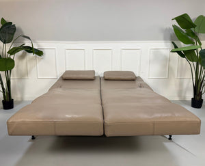 Erneuertes graues Brühl Roro Soft Designer Stoff Sofa vor einer Wand, stilvoll und modern eingerichtet.
