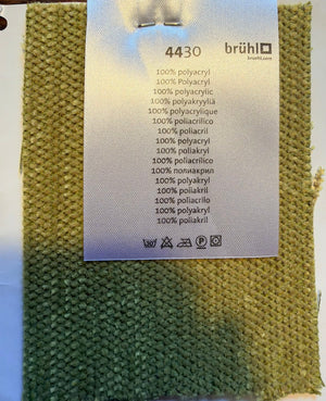 Gebrauchtes grünes Brühl Roro Soft Medium Designer Stoff Sofa vor einer Wand, stilvoll und modern eingerichtet.