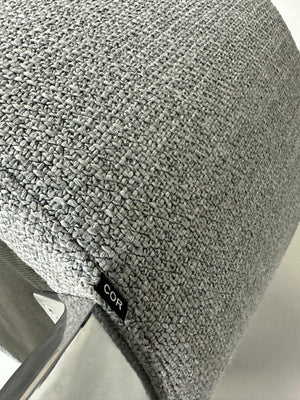 Gebrauchter COR Conic Tisch und Stühle in den Farben Weiß und Grau vor einer Wand, stilvoll und modern eingerichtet.