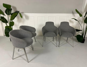 Gebrauchter COR Conic Tisch und Stühle in den Farben Weiß und Grau vor einer Wand, stilvoll und modern eingerichtet.