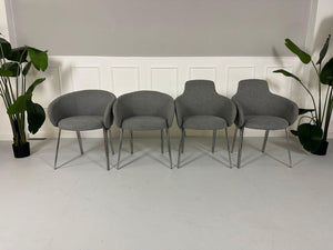 Gebrauchter COR Conic Tisch und Stühle in den Farben Weiß und Grau vor einer Wand, stilvoll und modern eingerichtet.