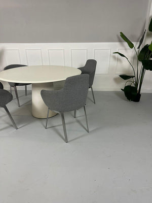 Gebrauchter COR Conic Tisch und Stühle in den Farben Weiß und Grau vor einer Wand, stilvoll und modern eingerichtet.