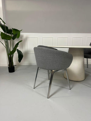 Gebrauchter COR Conic Tisch und Stühle in den Farben Weiß und Grau vor einer Wand, stilvoll und modern eingerichtet.