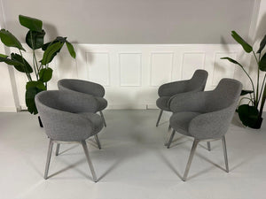 Gebrauchter COR Conic Tisch und Stühle in den Farben Weiß und Grau vor einer Wand, stilvoll und modern eingerichtet.