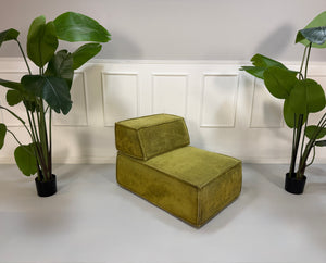 Refurbished grünes COR Trio Designer Stoff Sofa vor einer Wand, stilvoll und modern eingerichtet.