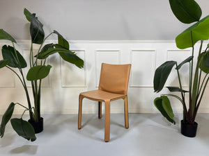 Gebrauchter beige brauner Cassina 412 CAB Designer Stuhl aus Leder vor einer Wand, stilvoll und modern eingerichtet.