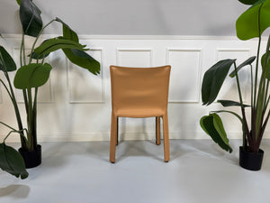 Gebrauchter beige brauner Cassina 412 CAB Designer Stuhl aus Leder vor einer Wand, stilvoll und modern eingerichtet.