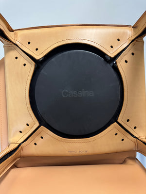 Gebrauchter beige brauner Cassina 412 CAB Designer Stuhl aus Leder vor einer Wand, stilvoll und modern eingerichtet.