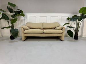 Gebrauchtes beiges Cassina Maralunga Designer Stoff Sofa vor einer Wand, stilvoll und modern eingerichtet.
