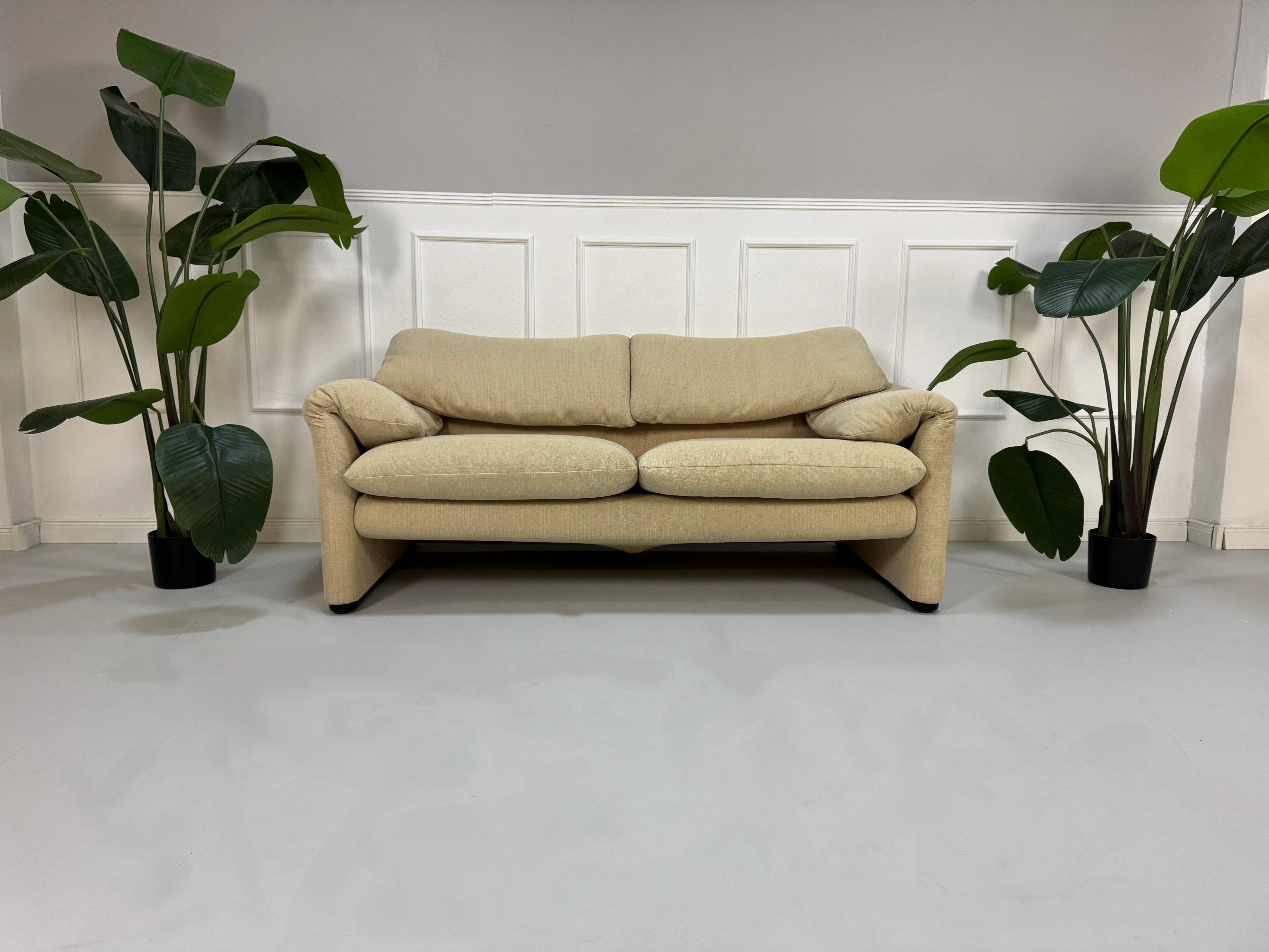 Gebrauchtes beiges Cassina Maralunga Designer Stoff Sofa vor einer Wand, stilvoll und modern eingerichtet.